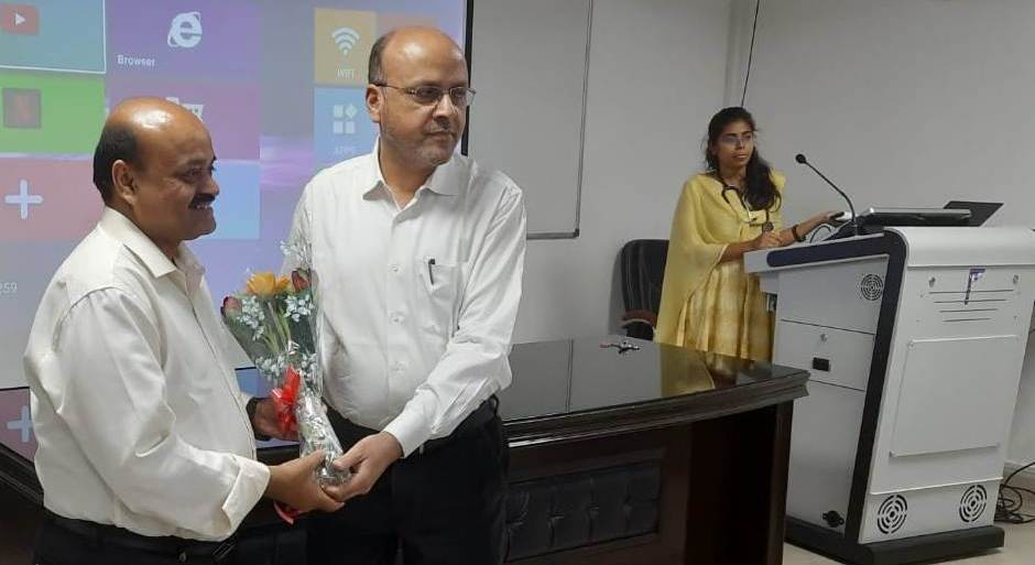 Prof-Anjum-Parvez-honouring-Dr-Jitendra-Kumar-during-the-extension-lecture-and-Workshop-on-Management-of-osteoporosis-at-JN-Medical-College.jpg