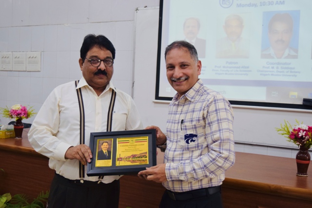 Prof.-M.-Badaruzzaman-Siddiqui-honouring-Prof-PV-Vara-Prasad-during-the-university-extension-lecture-dept-of-Botany-.jpg