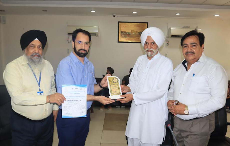 Dr.-Muzamil-Mushtaq-receiving-the-best-paper-award-.jpg