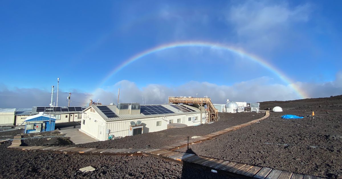 1200-NOAA_MaunaLoa_2021_rainbowatMLOsite-1_1.jpg